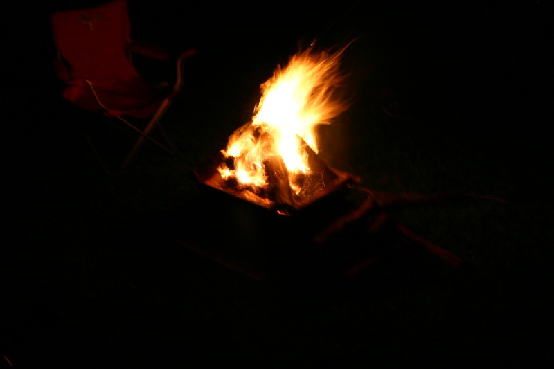 2005/08(August)/Camping-at-Justins/800x600_2005-08-06-Camping-at-Justins-house-31-Fire.JPG