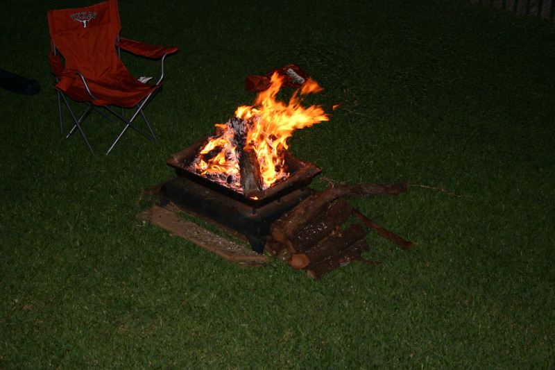 2005/08(August)/Camping-at-Justins/800x600_2005-08-06-Camping-at-Justins-house-41-fire.JPG