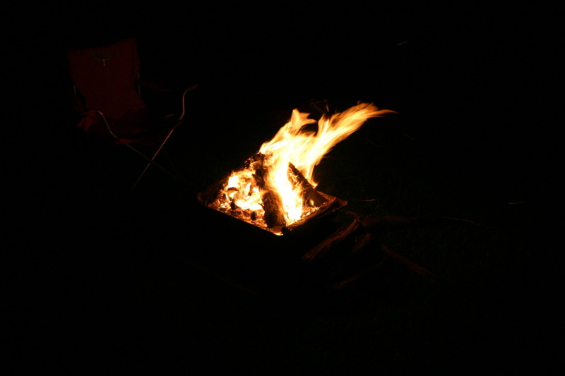 2005/08(August)/Camping-at-Justins/800x600_2005-08-06-Camping-at-Justins-house-42-fire.JPG