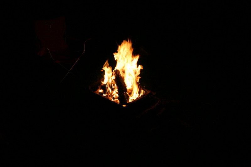 2005/08(August)/Camping-at-Justins/800x600_2005-08-06-Camping-at-Justins-house-43-fire.JPG