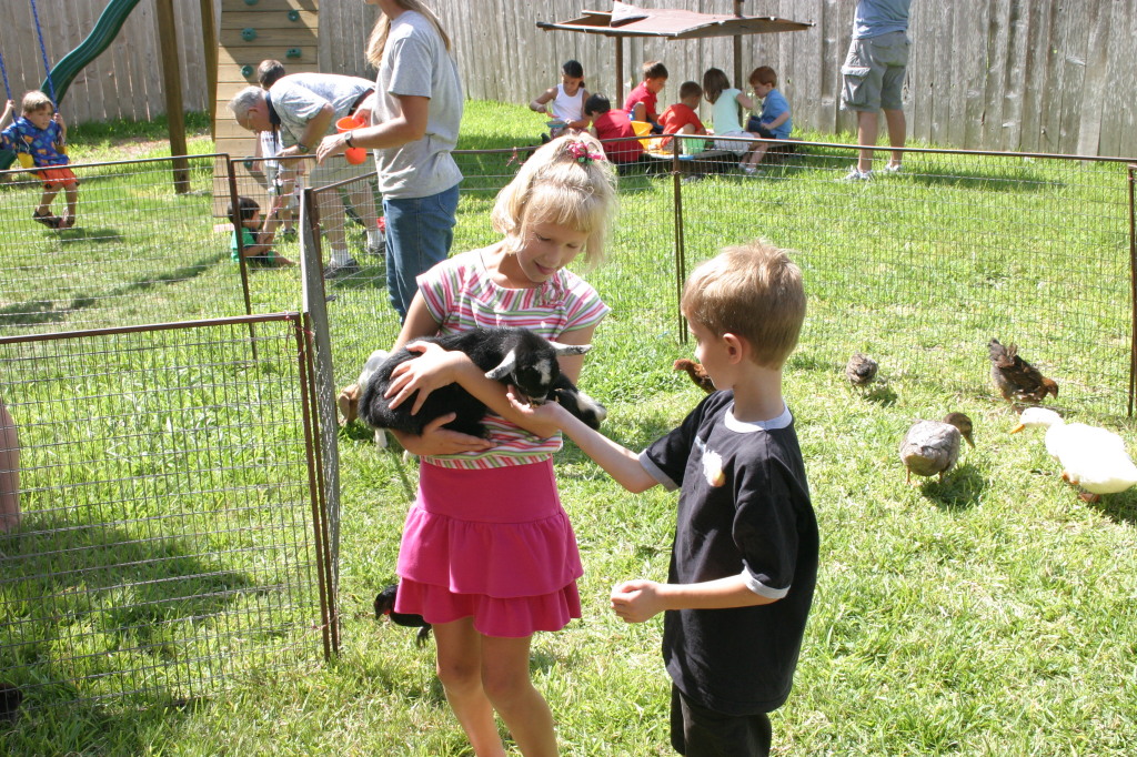 2005/08(August)/Case-Bday/1024x768_2005-08-13-Case-Birthday-27-animals-Chance-Megan.JPG