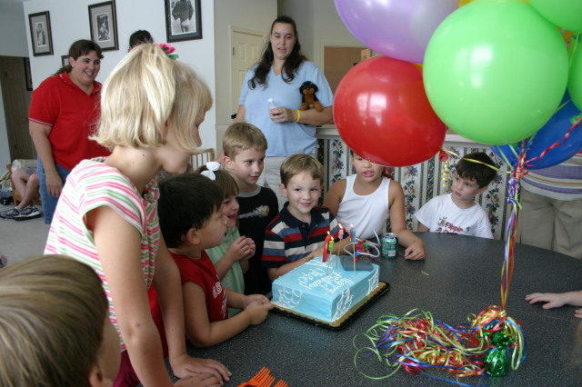 2005/08(August)/Case-Bday/640x480_2005-08-13-Case-Birthday-32-cake.JPG