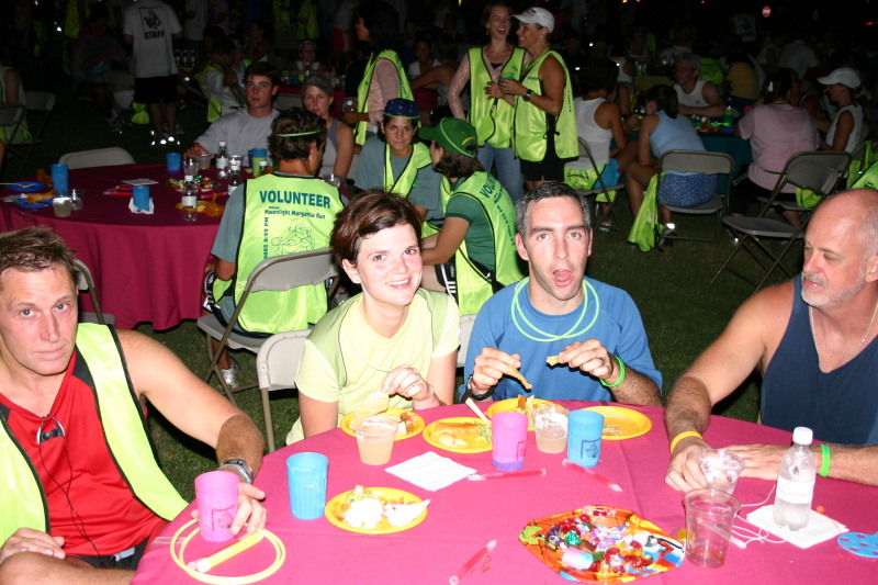 2005/08(August)/Margarita-Run/800x600_2005-08-04-MargaritaRun-3-MikeMiller-Hillary.JPG