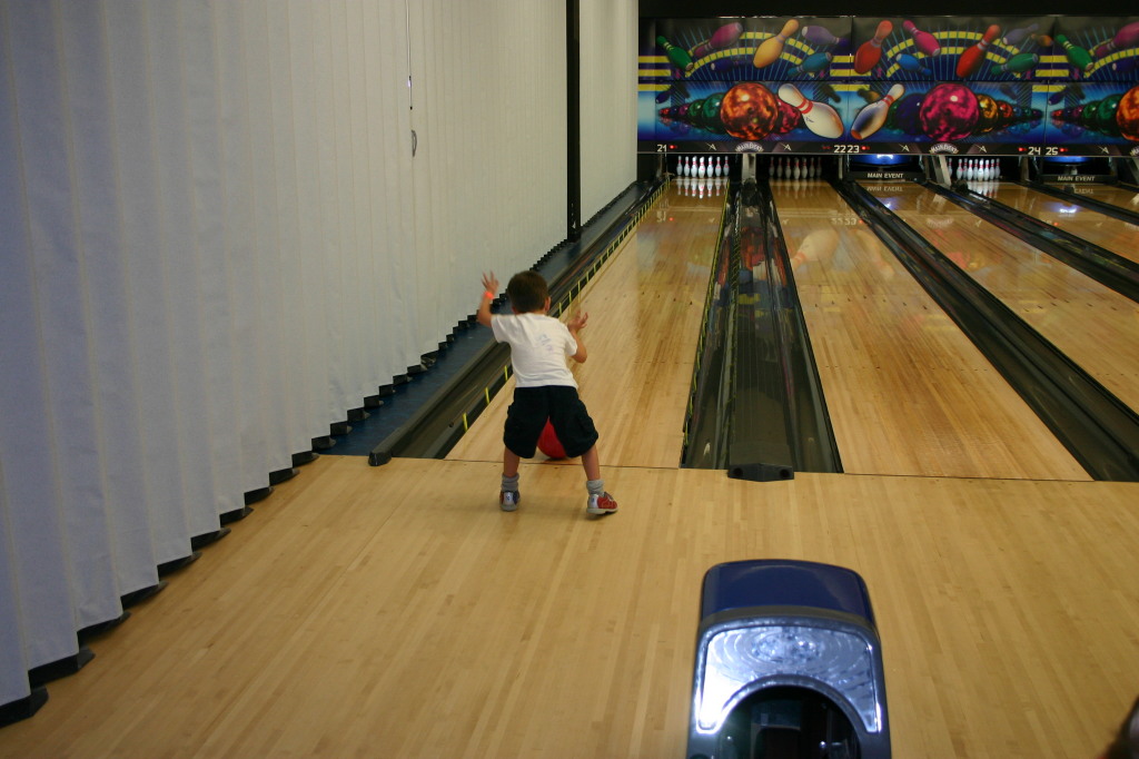 2005-07-30-Motive-picnic-08-Dax-bowling.JPG