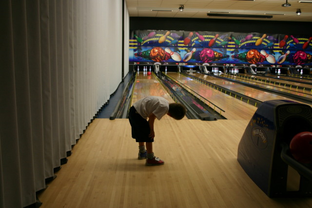 2005-07-30-Motive-picnic-09-Dax-bowling.JPG