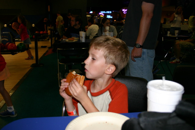 2005-07-30-Motive-picnic-11-Chance-eating.JPG