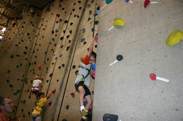 2005-07-30-Motive-picnic-29-rock-climbing-Chance.JPG