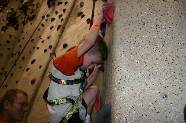 2005-07-30-Motive-picnic-33-rock-climbing-Chance.JPG