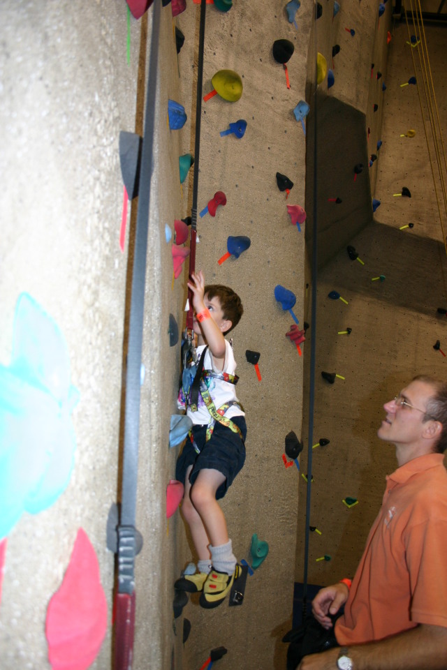 2005-07-30-Motive-picnic-35-rock-climbing-Travis-Dax.JPG