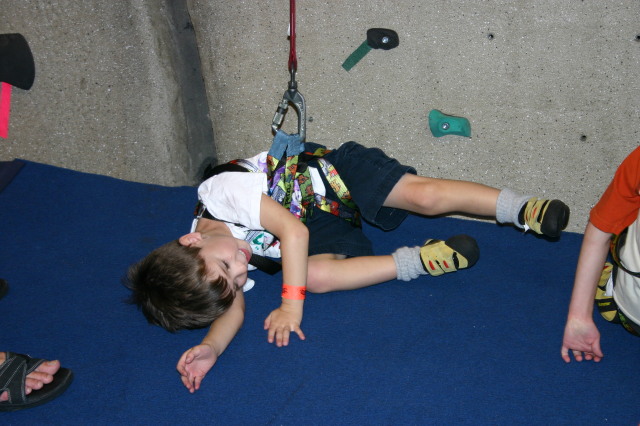 2005-07-30-Motive-picnic-40-rock-climbing-Dax.JPG