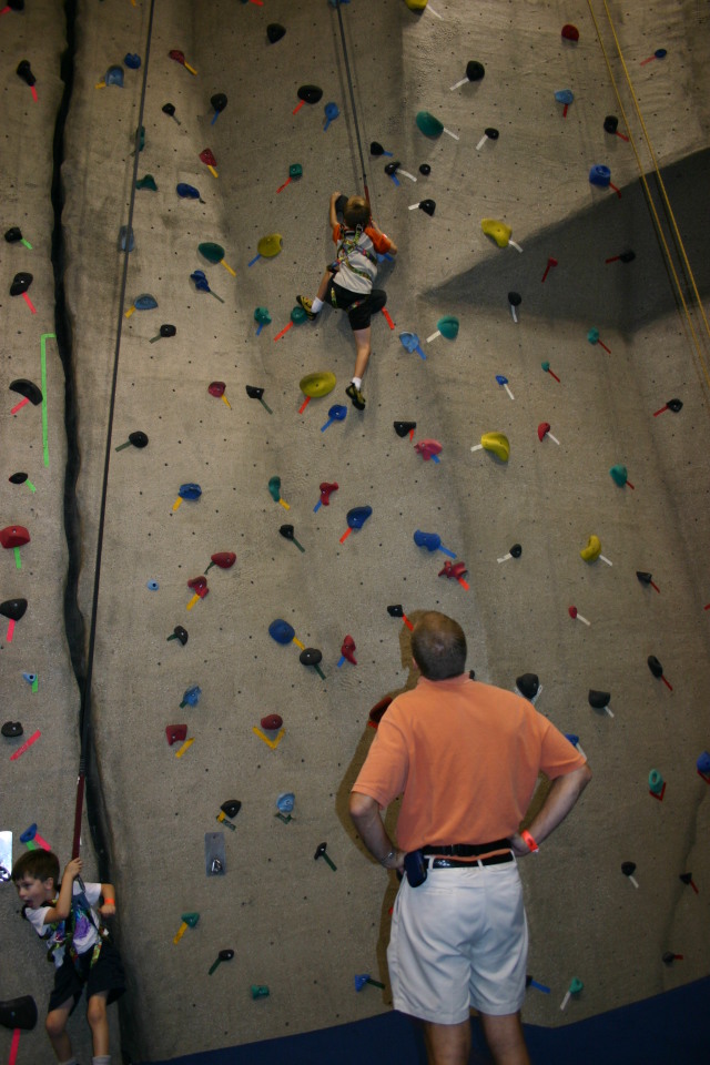 2005-07-30-Motive-picnic-41-rock-climbing-Chance-Dax-Travis.JPG