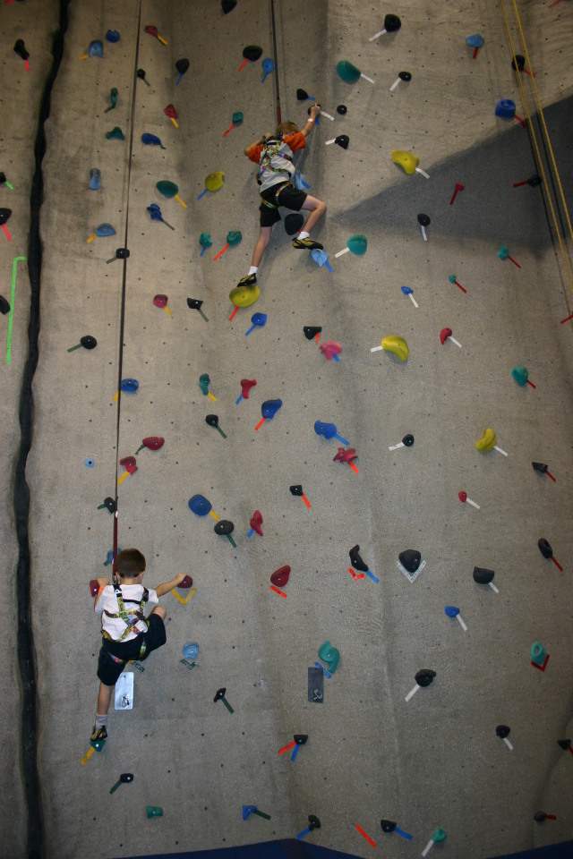 2005-07-30-Motive-picnic-43-rock-climbing-Chance-Dax.JPG