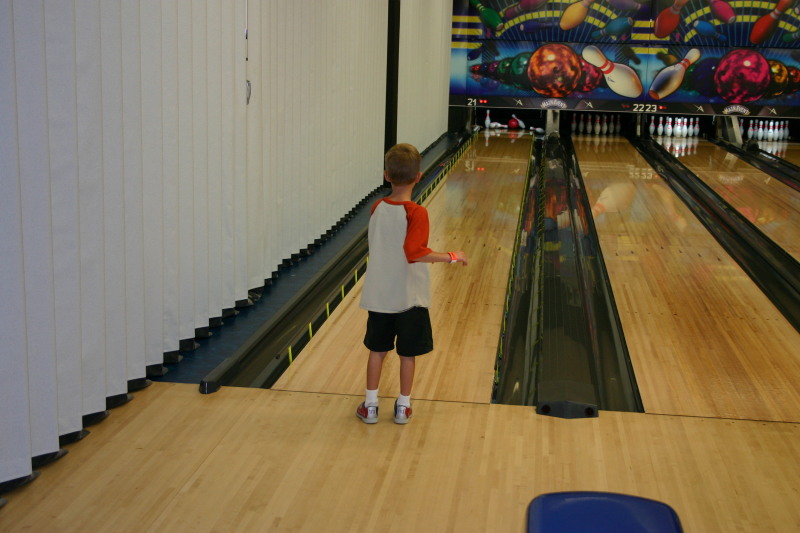 2005/08(August)/Motive-Picnic-Main-Event/800x600_2005-07-30-Motive-picnic-07-Chance-bowling.JPG