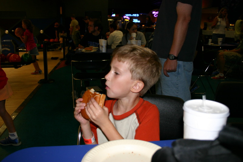 2005-07-30-Motive-picnic-11-Chance-eating.JPG