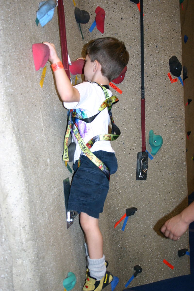 2005-07-30-Motive-picnic-25-rock-climbing-Dax.JPG