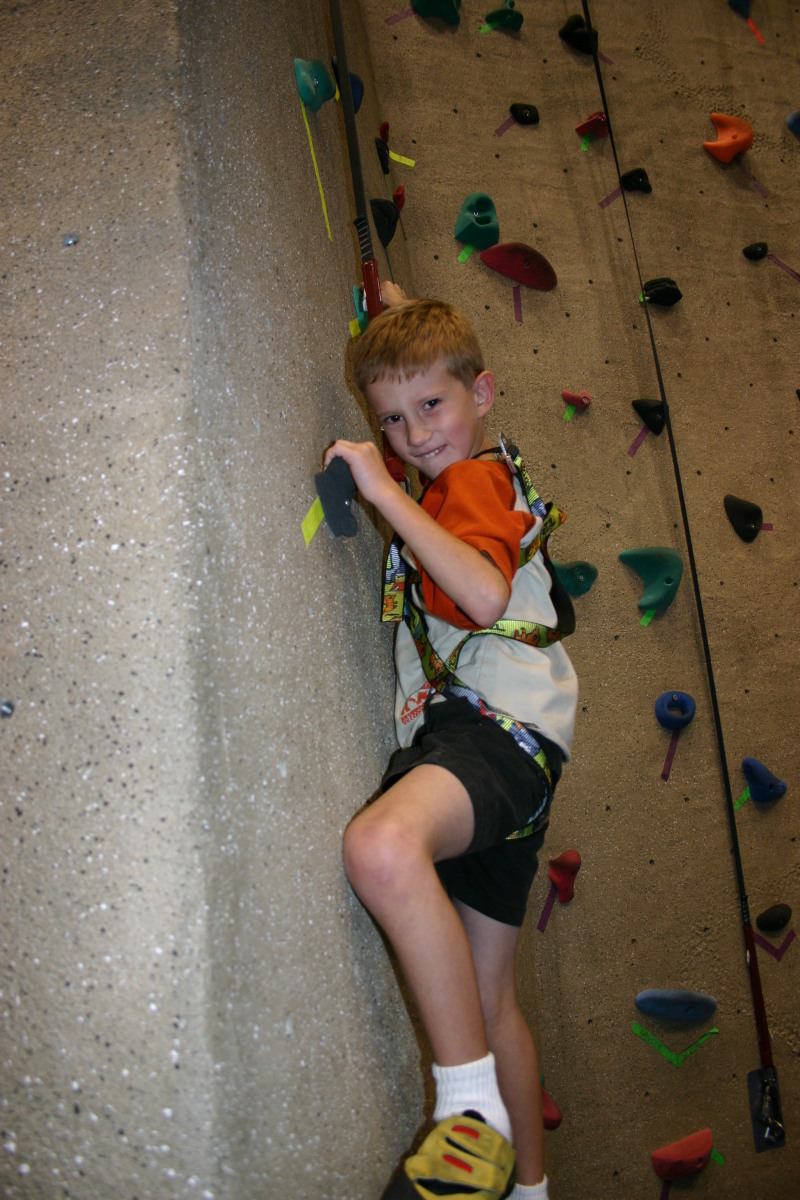 2005-07-30-Motive-picnic-26-rock-climbing-Chance.JPG