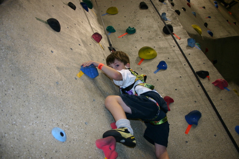 2005-07-30-Motive-picnic-27-rock-climbing-Dax.JPG