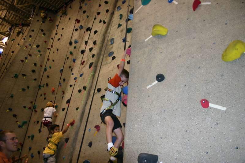 2005-07-30-Motive-picnic-29-rock-climbing-Chance.JPG