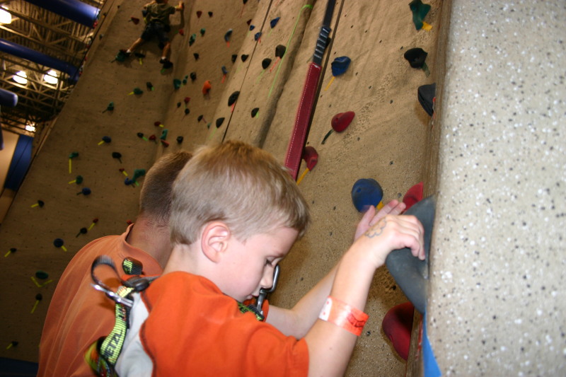 2005-07-30-Motive-picnic-32-rock-climbing-Chance.JPG