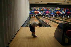 2005-07-30-Motive-picnic-09-Dax-bowling.JPG