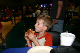 2005-07-30-Motive-picnic-11-Chance-eating.JPG