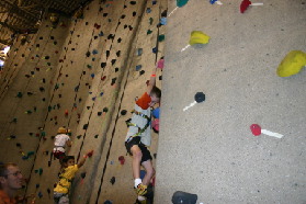 2005-07-30-Motive-picnic-29-rock-climbing-Chance.JPG