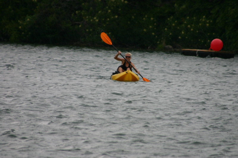 2005/08(August)/PureAustin-Swim-Run/800x600_2005-08-04-PureAustin-swim-13-Suzi-dragged-by-Desiree-lightning.JPG