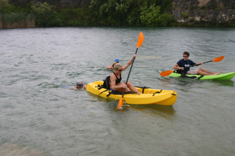 2005/08(August)/PureAustin-Swim-Run/800x600_2005-08-04-PureAustin-swim-22-Suzi-dragged-by-Desiree-lightning.JPG