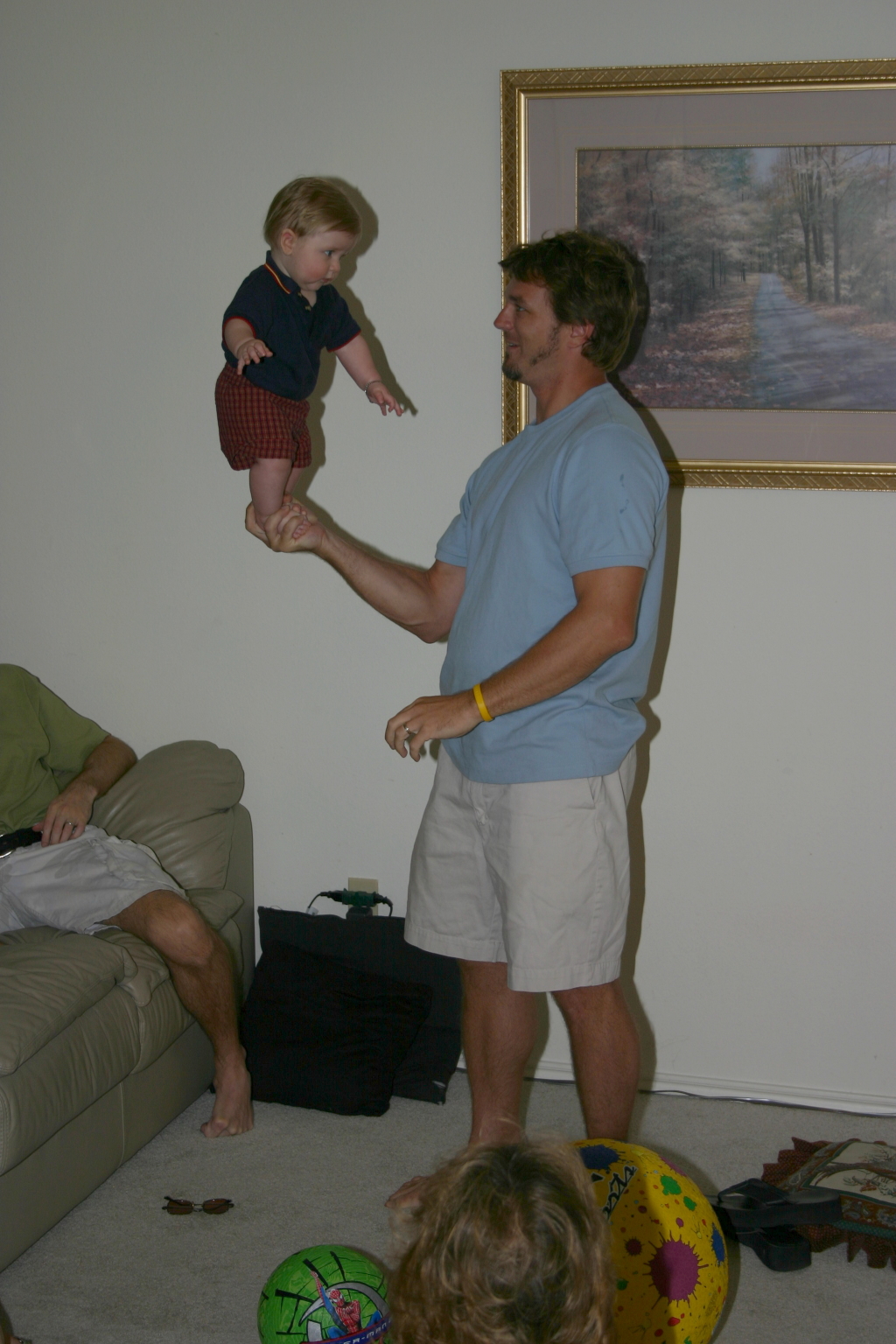 2005/08(August)/Travis-35th-Bday/1024x768_2005-08-28-Travis-35th-bday-23-Justin-Ian-stunting.JPG