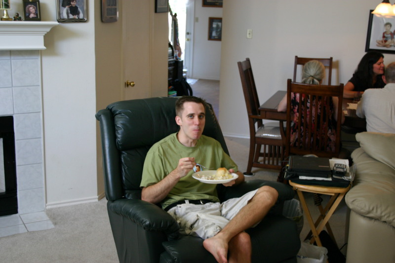 2005/08(August)/Travis-35th-Bday/800x600_2005-08-28-Travis-35th-bday-05-Josh.JPG