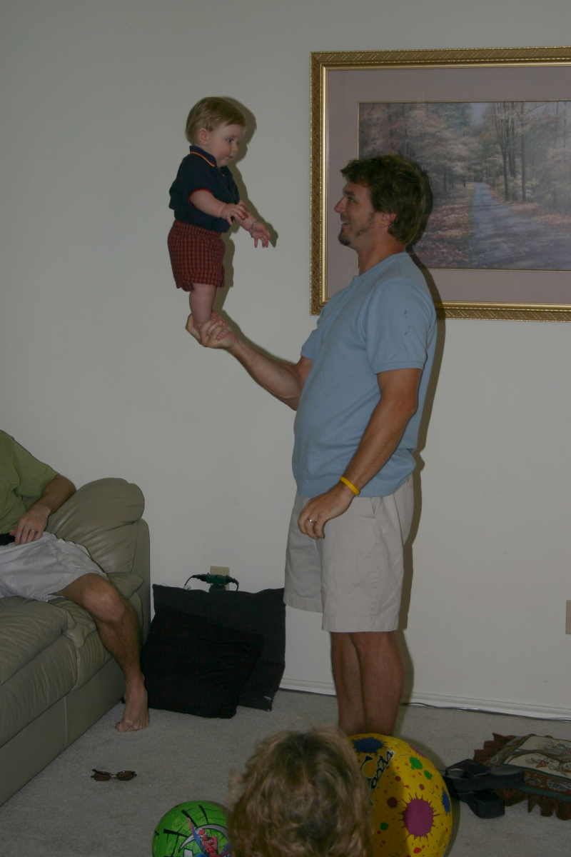 2005/08(August)/Travis-35th-Bday/800x600_2005-08-28-Travis-35th-bday-22-Justin-Ian-stunting.JPG