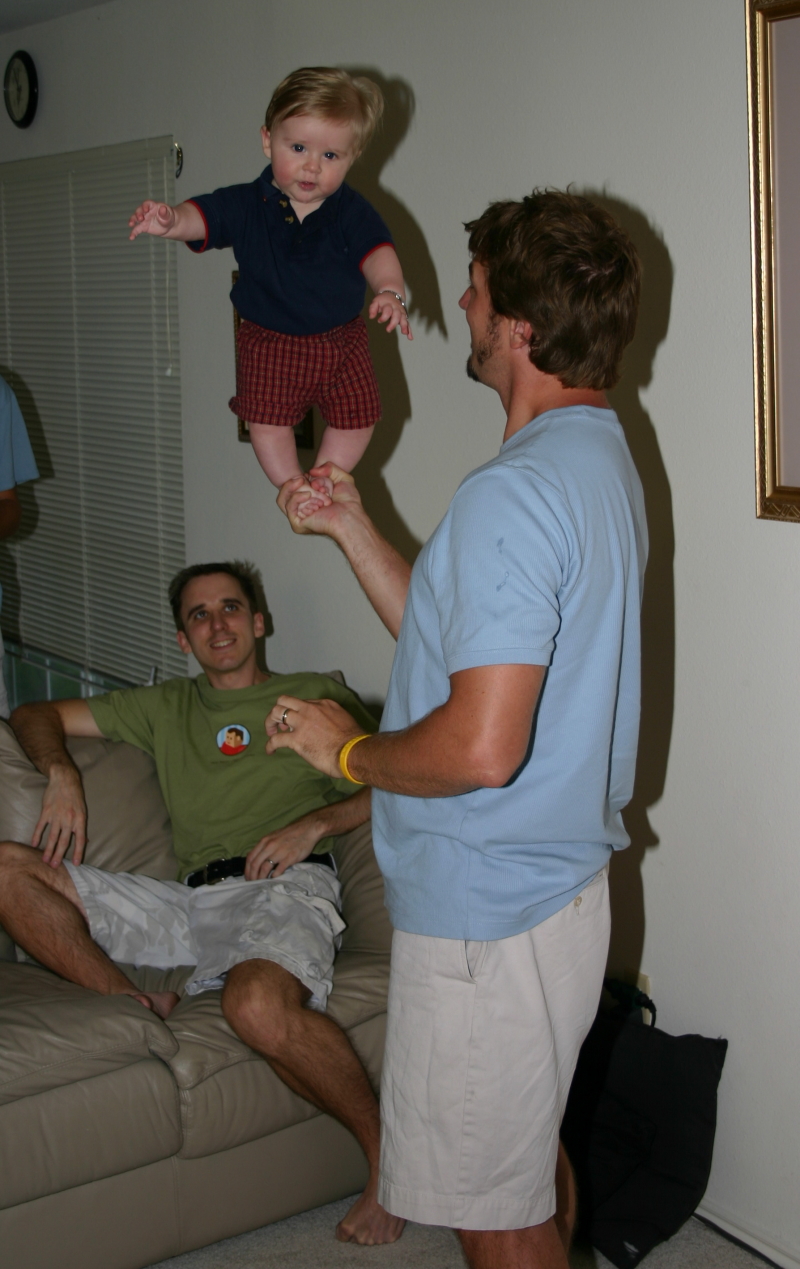 2005/08(August)/Travis-35th-Bday/800x600_2005-08-28-Travis-35th-bday-27-Justin-Ian-stunting.JPG