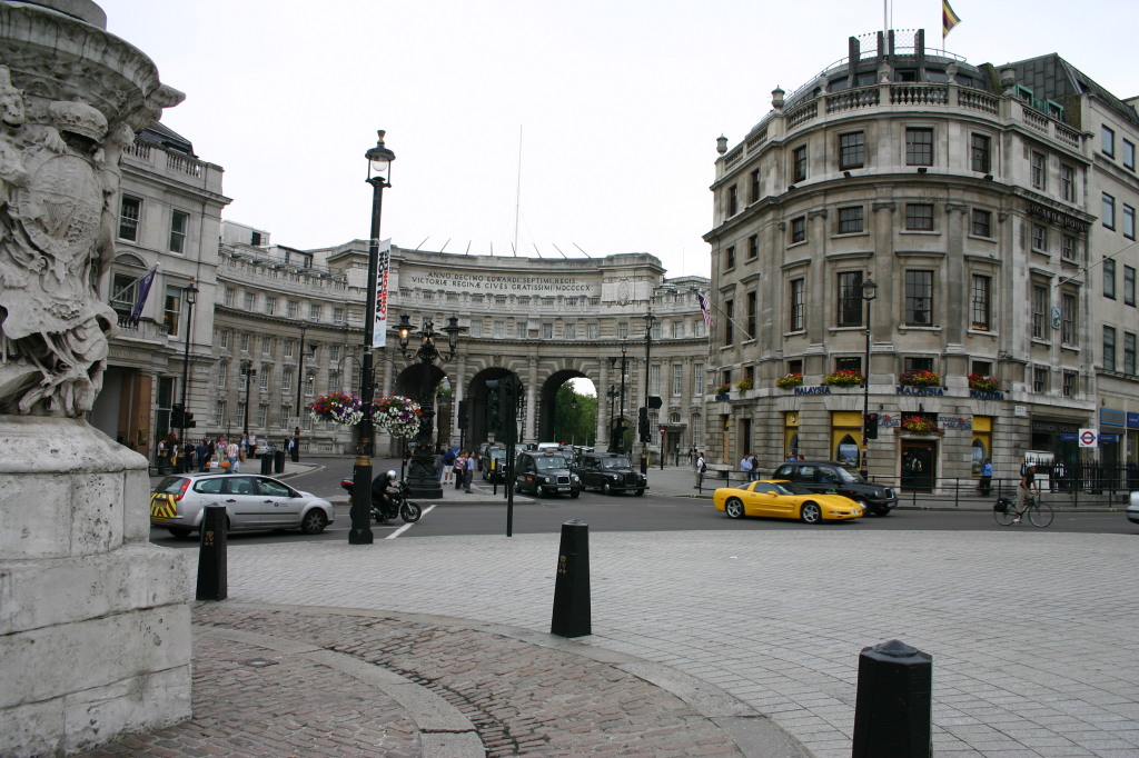 2005/09(September)/London/1024x768_2005-09-06-London-02-Trafalgar-square.JPG