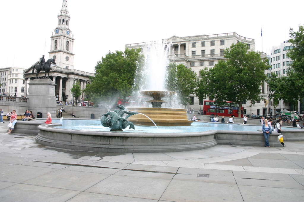 2005/09(September)/London/1024x768_2005-09-06-London-11-Trafalgar-square.JPG