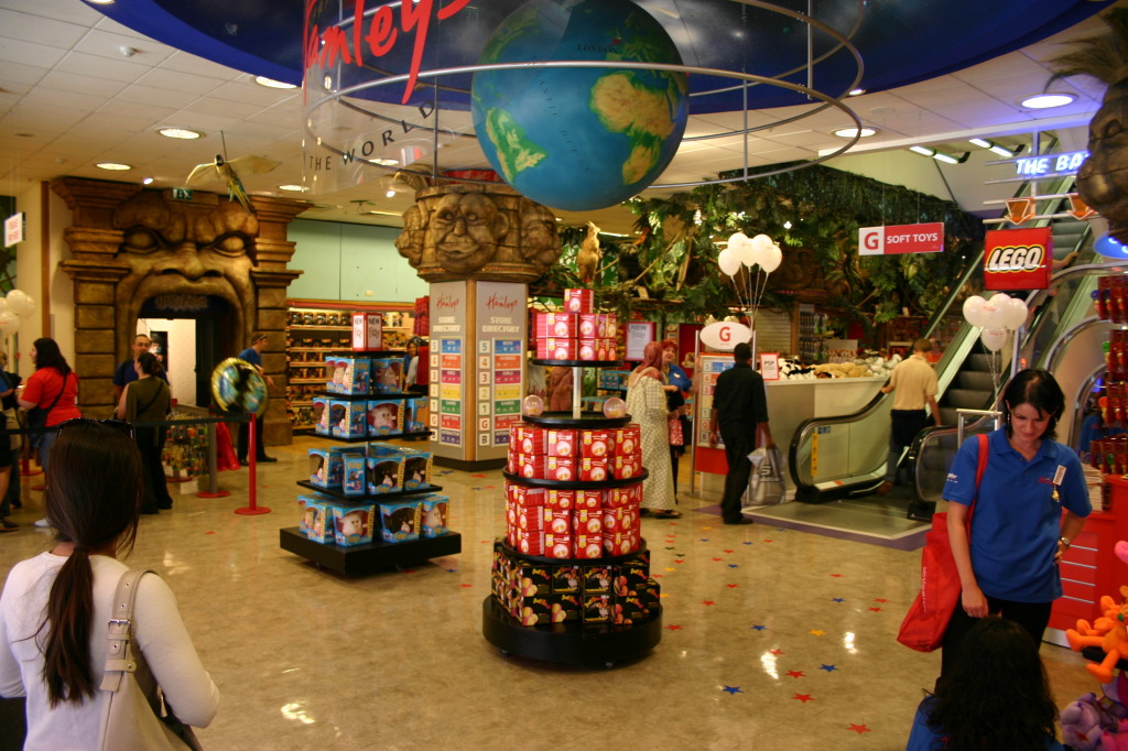 2005-09-08-London-04-Hamleys-toy-store.JPG