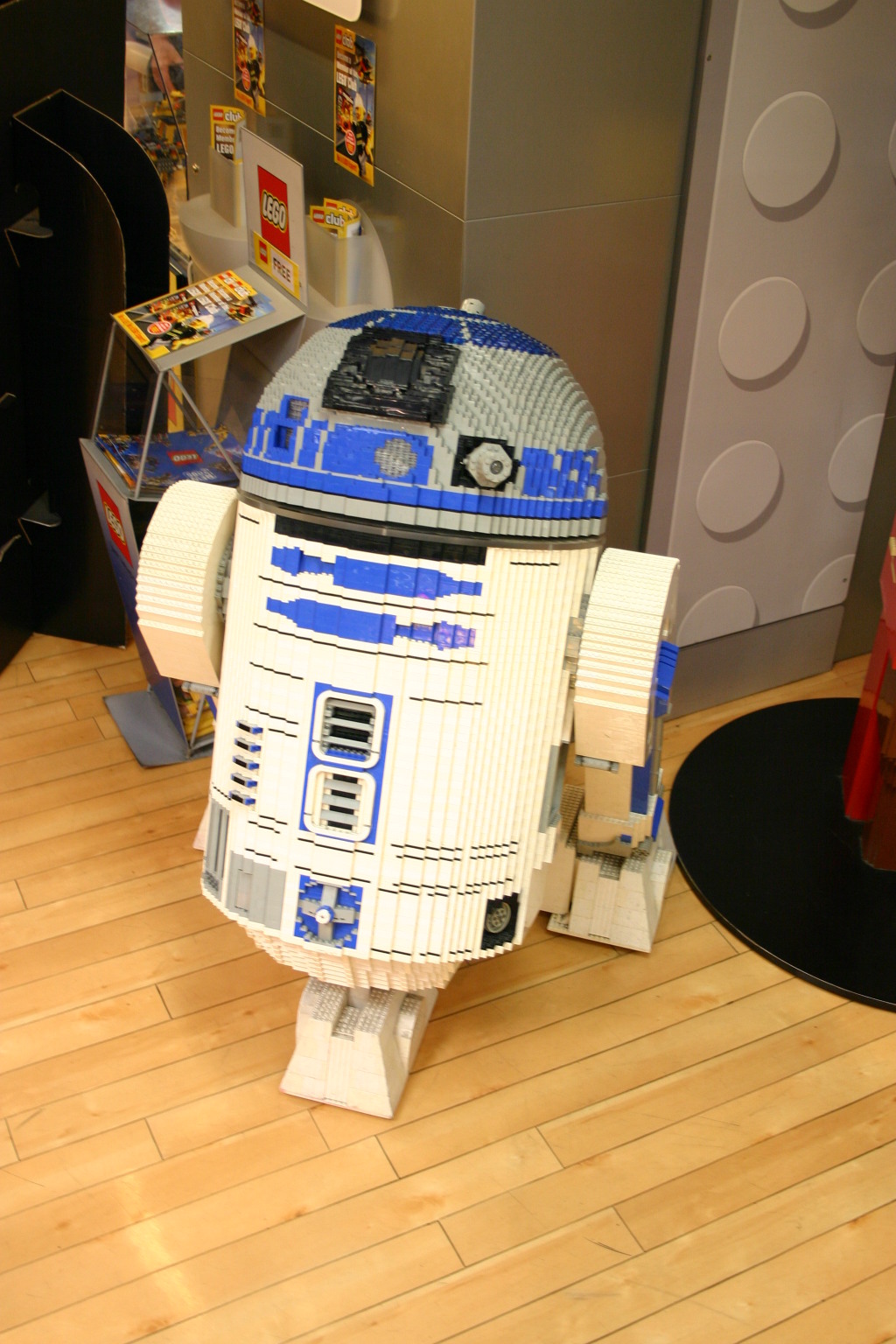 2005/09(September)/London/1024x768_2005-09-08-London-07-Hamleys-toy-store-legos-R2D2.JPG