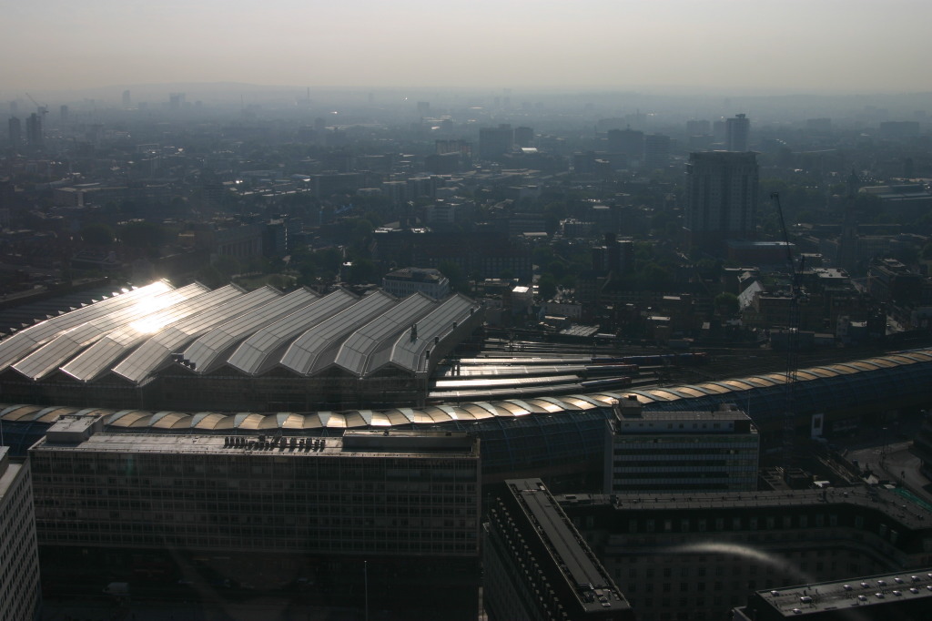 2005/09(September)/London/1024x768_2005-09-09-London-22-from-the-Eye-Railyard.JPG