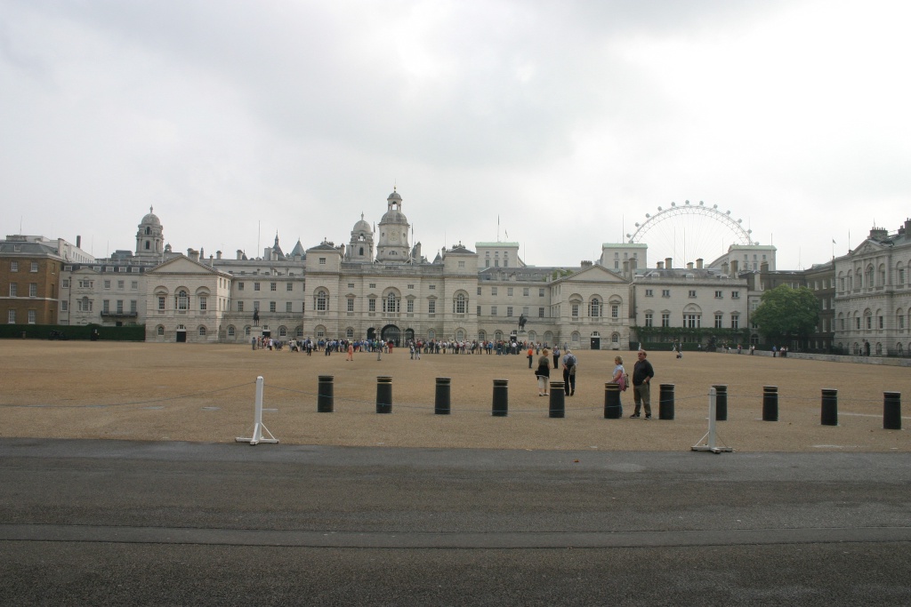 2005-09-10-London-014-changing-of-Queens-Lifeguards-horsemen.JPG