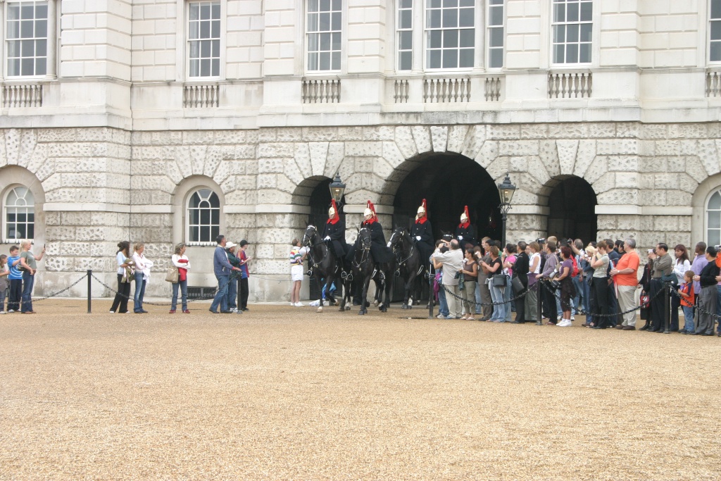 2005-09-10-London-016-changing-of-Queens-Lifeguards-horsemen.JPG