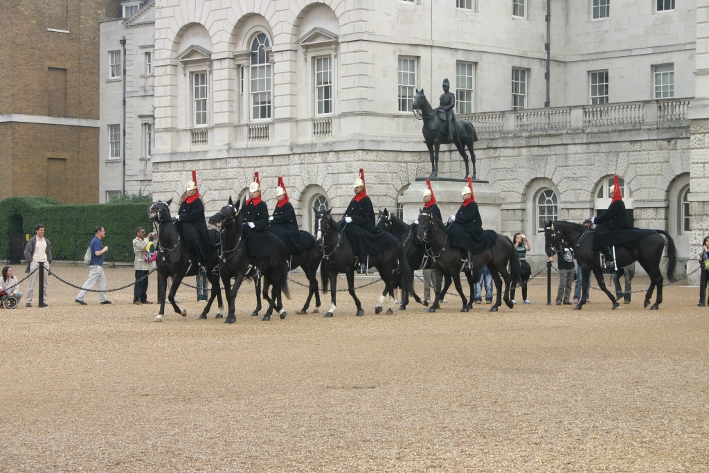 2005-09-10-London-018-changing-of-Queens-Lifeguards-horsemen.JPG