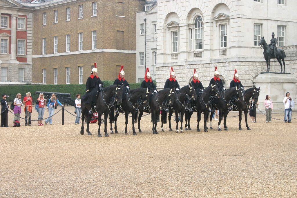 2005-09-10-London-019-changing-of-Queens-Lifeguards-horsemen.JPG