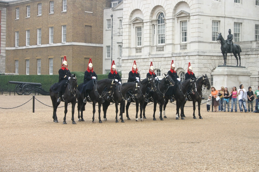 2005-09-10-London-021-changing-of-Queens-Lifeguards-horsemen.JPG