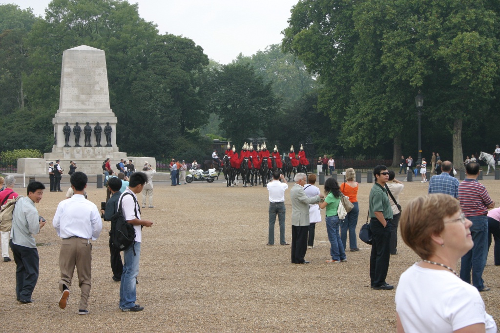 2005-09-10-London-022-changing-of-Queens-Lifeguards-horsemen.JPG
