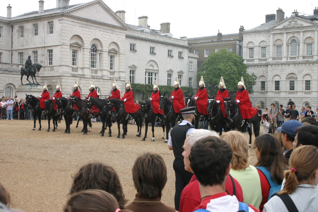 2005-09-10-London-029-changing-of-Queens-Lifeguards-horsemen.JPG