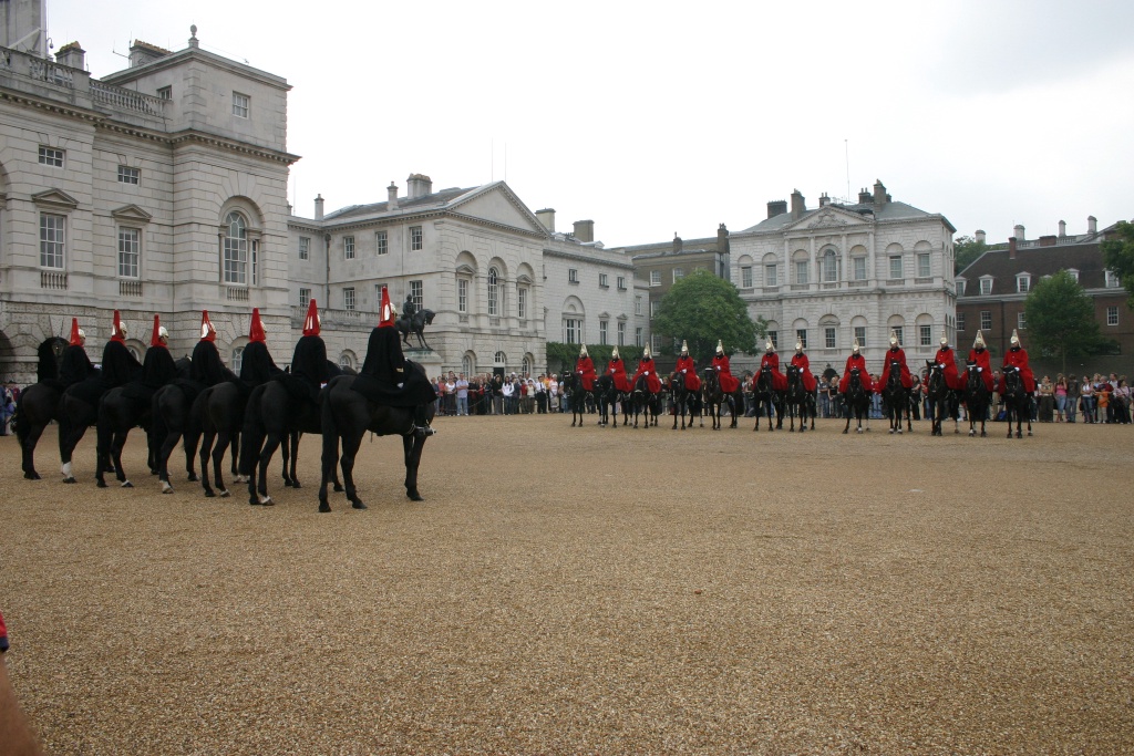 2005-09-10-London-031-changing-of-Queens-Lifeguards-horsemen.JPG