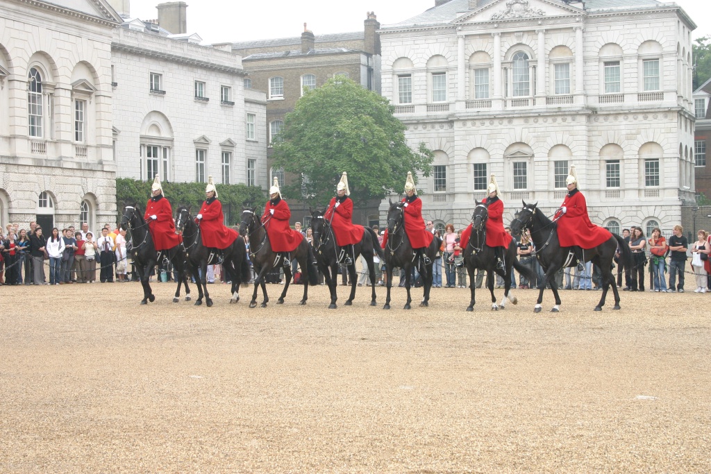 2005-09-10-London-034-changing-of-Queens-Lifeguards-horsemen.JPG