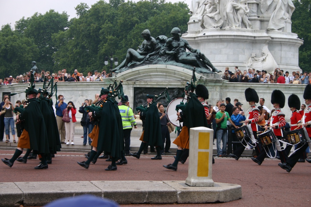 2005-09-10-London-050-changing-of-the-Guards.JPG