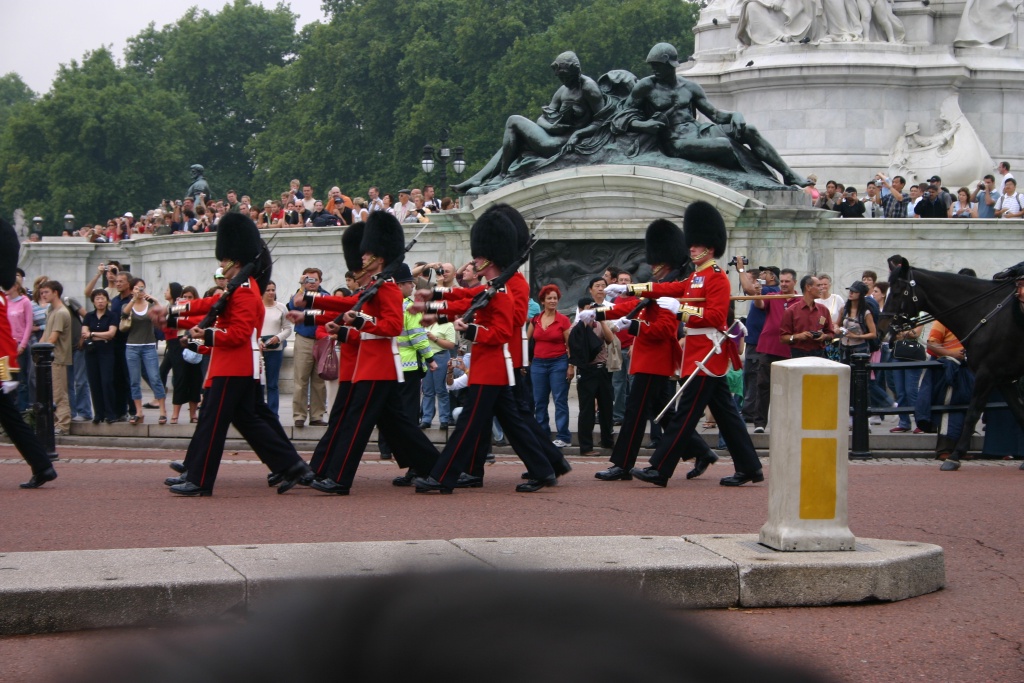 2005-09-10-London-053-changing-of-the-Guards.JPG