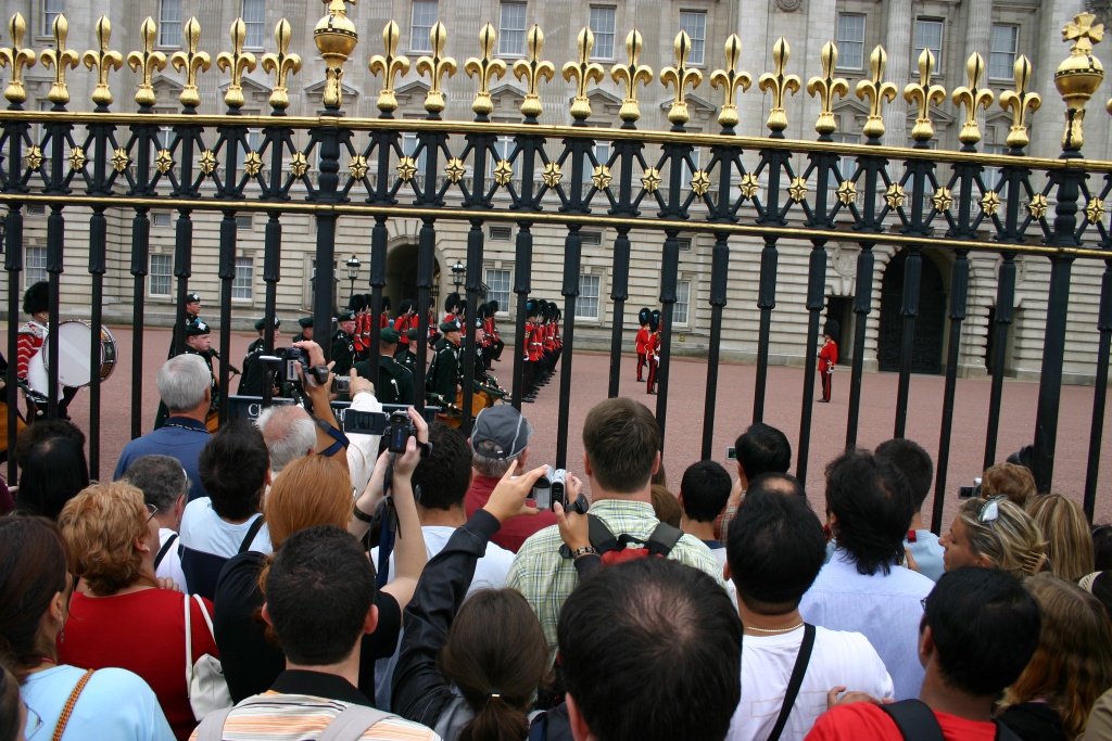 2005-09-10-London-058-changing-of-the-Guards.JPG