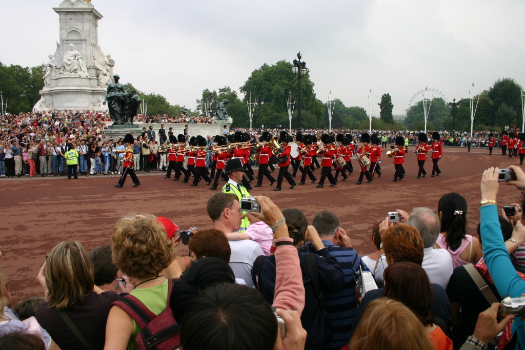 2005-09-10-London-083-changing-of-the-Guards.JPG